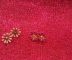 Enamel Daisy Flower Earrings – Gold Metal (18mm) - Image 3