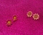 Enamel Daisy Flower Earrings – Gold Metal (18mm) - Image 5